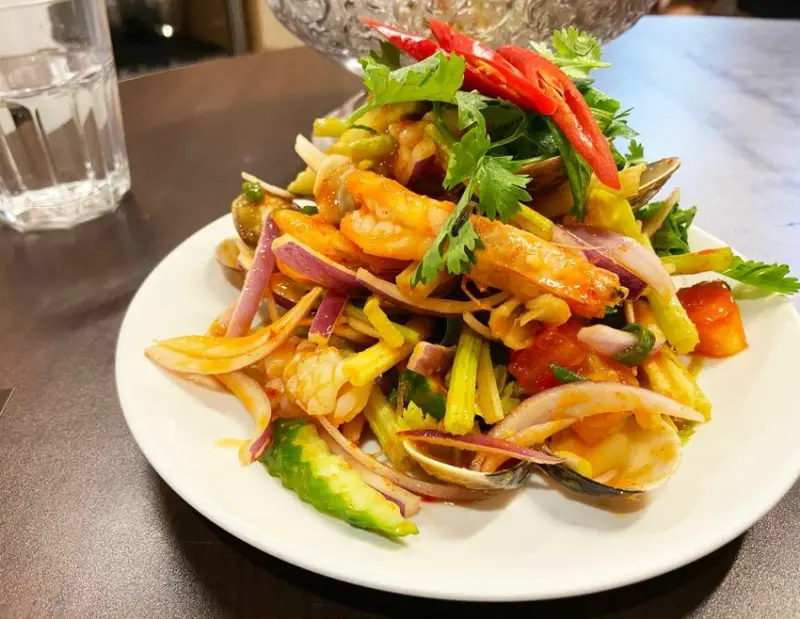 【台北美食｜泰式料理推薦】泰獅泰式料理／大口咬蛋糕版月亮蝦餅、品味泰式酸甜爽脆滋味