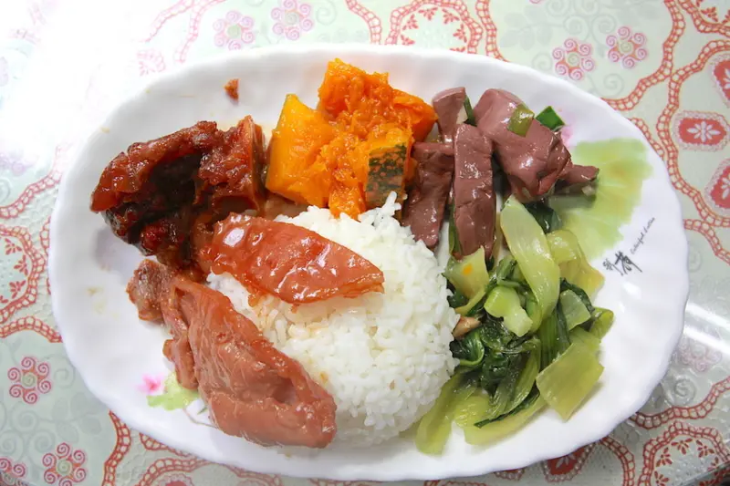 吃。高雄|鼓山區| 隱藏版老宅眷村便當店，復古氛圍享受平民美食，很獨特用餐心情「華豐小鋪」。