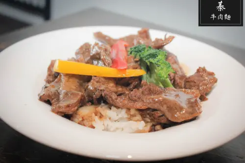 [高雄美食] 牛肉軟嫩CP值高~黑色系簡約風-蓁牛肉麵