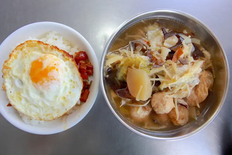 吃。高雄|岡山區。原名春連什菜，當地知名古早味美食，整體定價很超值「李賀什菜」。