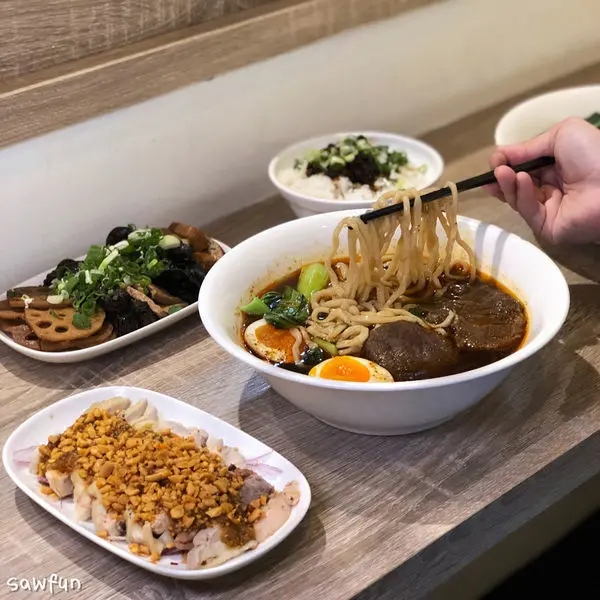 【台北美食】永春站新店 南龍麵屋 川味麻辣牛肉麵 滋補藥燉牛肉拉麵 必點小菜 口水雞和麻辣滷味拼盤