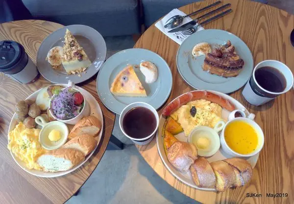 (台北捷運文湖線南港軟體園區站周邊美食)「CoppiiLumii living coffee 冉冉生活經貿店」--- 高挑寬敞時尚裝潢明亮環境，多款精緻早午餐/甜點/義式咖啡，商務休閒聚會好去處!