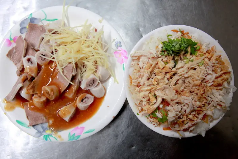 吃。高雄|苓雅區。高雄市超知名雞肉飯，雞肉絲很軟嫩，油蔥滋味十足「王義雞肉飯」。