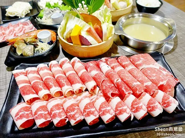 三重火鍋附設兒童遊戲間【鍋式飢逅】超狂平價大份量肉盤、肉肉自選雙人餐、大胃王套餐、白飯飲料冰淇淋棉花糖無限供應、開鍋再送梅花豬。三重火鍋推薦/菜寮火鍋推薦/三重親子餐廳。