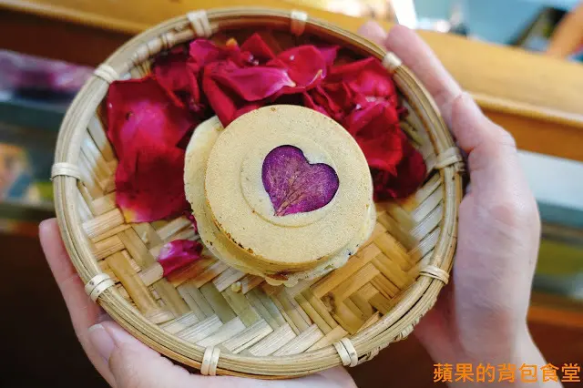 [食記] 新竹竹北-開心紅豆餅(二訪) 花香紅豆餅 女人心海底針 戀戀199 新鮮原汁原味玫瑰花 野薑花 顛覆傳統的創新口味 新竹美食 
