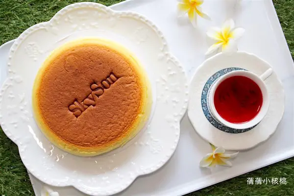 【 甜點推薦】SkySon天子舒芙蕾-埔里百香果舒芙蕾  。當濕潤綿密有如雲朵般輕盈的五星級舒芙蕾遇上了香氣十足的埔里百香果，那微妙的酸甜誘人滋味，是夏日限定的療癒甜點！