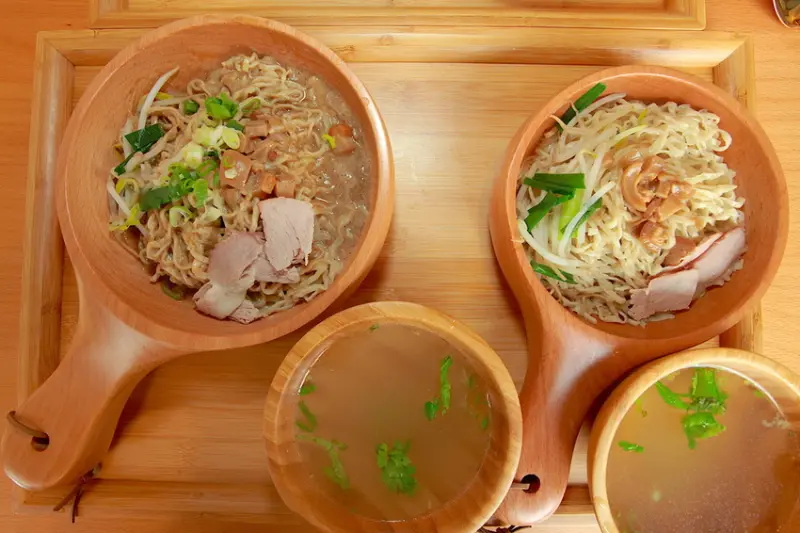 吃。台南|中西區|  老宅美食。用餐氛圍很文青，餐點口感中規中矩定價合理「葉明致麵舖」。