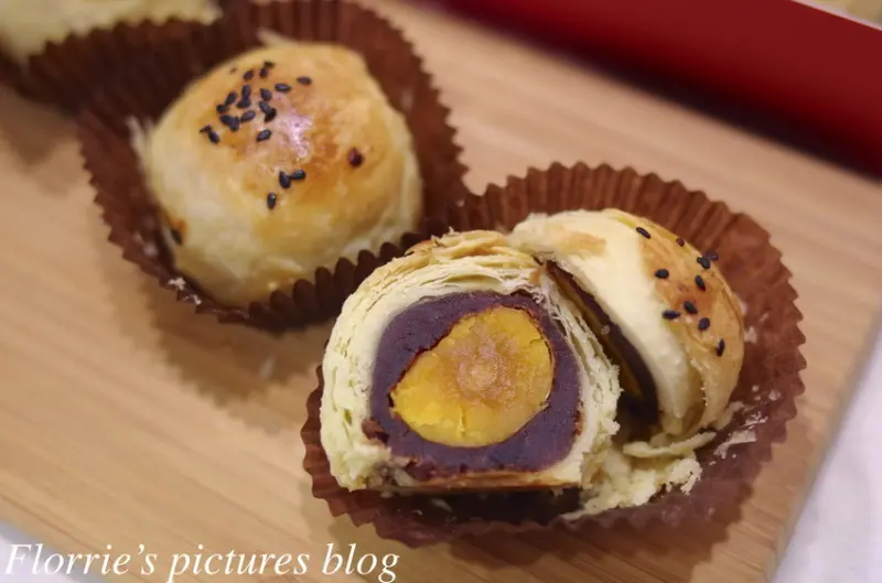 台中不二製餅蛋黃酥~鹹蛋香搭上綿密烏豆沙，迷人的蛋黃酥香氣，讓我好想一顆接一顆！