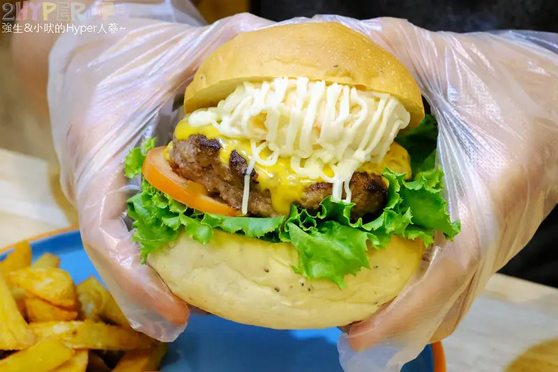 厚度好高的手作漢堡真怕吃了掉下巴！LAb EAt burger手打漢堡排超Juicy～飲料機還無限暢飲喔！