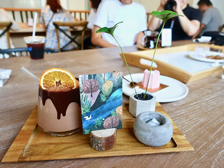 [台中] KafeD 咖啡廳，市區裡的小綠洲・絕美華麗裝潢咖啡廳 年輪蛋糕 訂位 價位 甜點