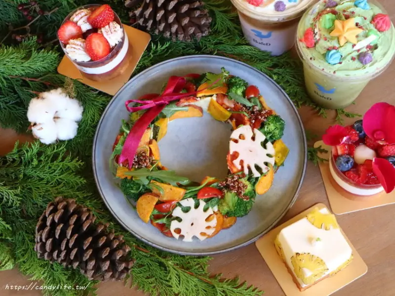 台中人氣甜點店KafeD換裝聖誕節，店裡店外充滿濃濃聖誕氣氛，還有聖誕限定新品哦～