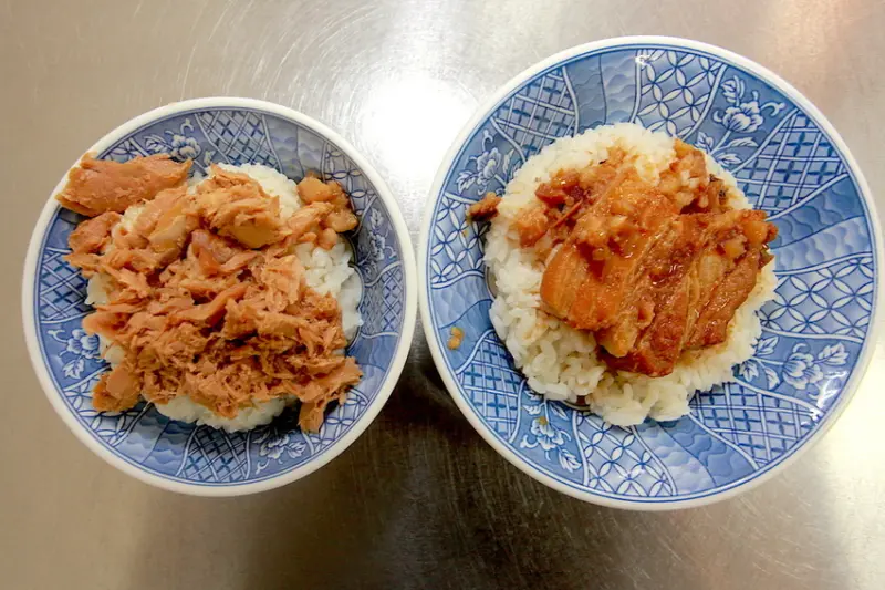 吃。高雄|橋頭區。橋頭老街隱藏版美食，獨特鮪魚飯及黑豬肉爌肉飯 ，值得品嚐看看「鮪魚鱻泡湯」。