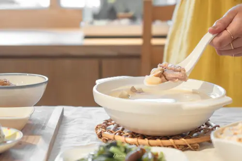 費時燉煮的雞湯，每口都是幸福滋味-食光雞