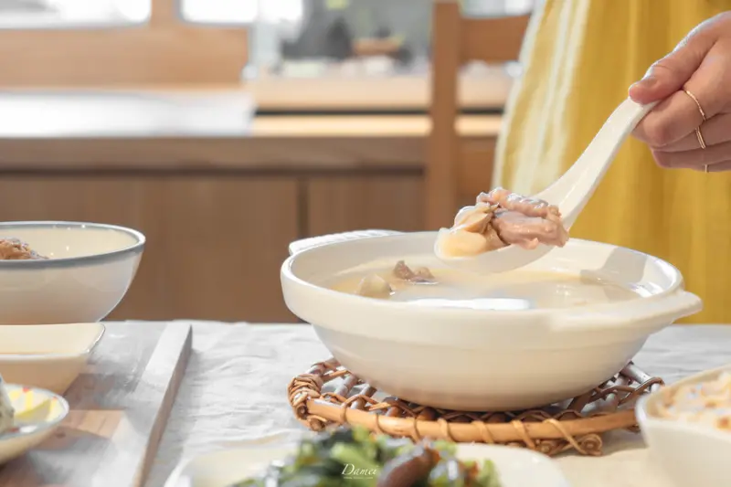 費時燉煮的雞湯，每口都是幸福滋味-食光雞