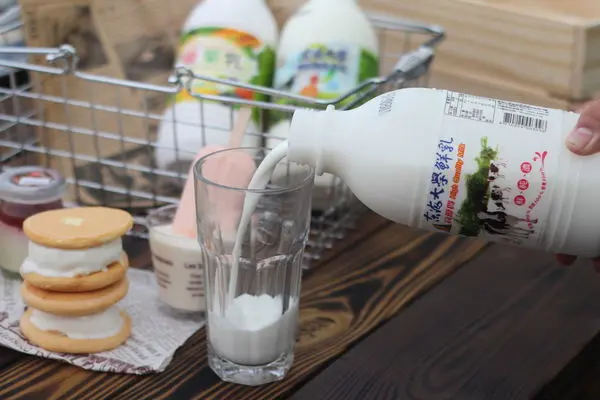 台中美食｜東海乳品小棧大坑店-台中室內騎馬機體驗場，親子假日好去處