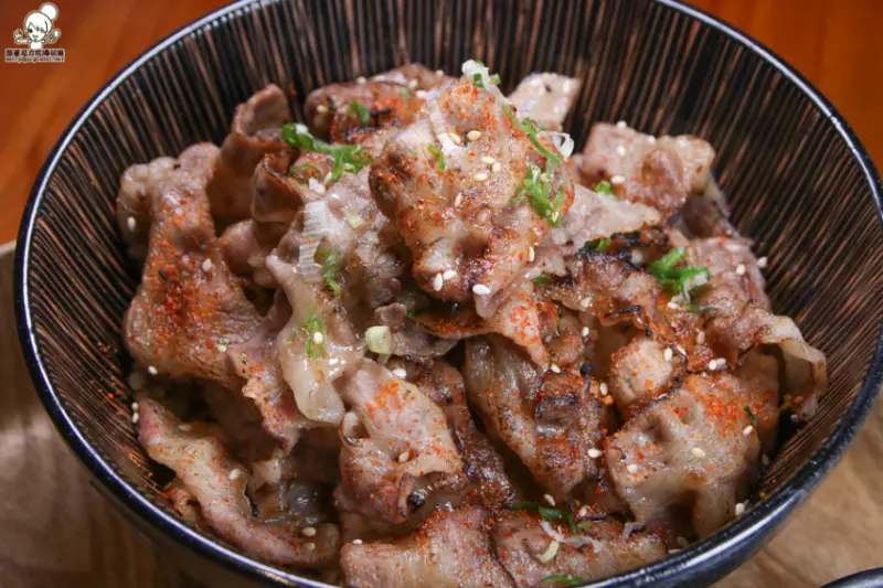 美味異國料理風味的丼飯定食、餐點、燒烤、小酌，工業風用餐環境的艋飯-海南雞飯 - 跟著尼力吃喝玩樂＆親子生活