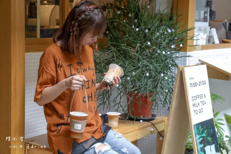 好喝的紅茶竟然只要25元！小日子商號 永康店，永康街散策～喝一杯回味的飲料。