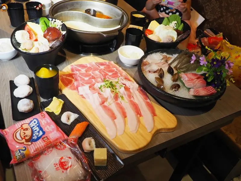 樂福多幸福鍋物-健康店 火鍋副食/飲料/明治冰淇淋吃到飽 貼心USB插座充電 台南中西區火鍋推薦/台南商業午餐
