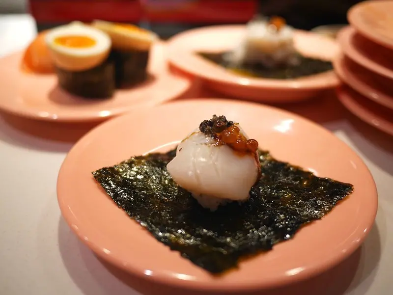 【新竹．竹北美食】爭鮮迴轉壽司，一年一度的螃蟹季又開始了。德文郡蟹、松露干貝盛、松露海老，新上市。