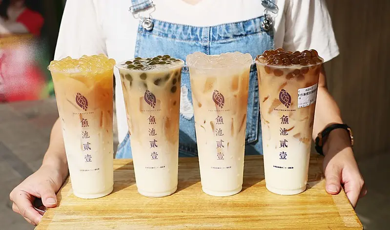 士林夜市飲料『魚池貳壹-台北士林總店』大推彩色珍珠奶茶和超多料水果茶，集點送環保飲料提袋，菜單價位，優惠活動(捷運劍潭站)