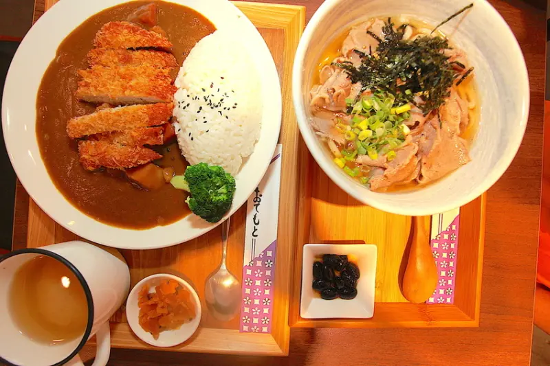 吃。台南|中西區|  專賣日式咖喱飯及烏龍麵，，整體口感美味定價合理範圍「悠閒食堂」。