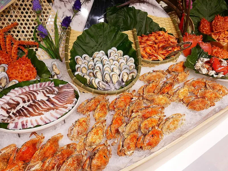 晶豐百匯 - 新竹BUFFET新開幕，餐點多樣化，海鮮冷盤一字擺開超壯觀，現煮火鍋現烤牛排吃到爽，帝王蟹也是無限量提供
