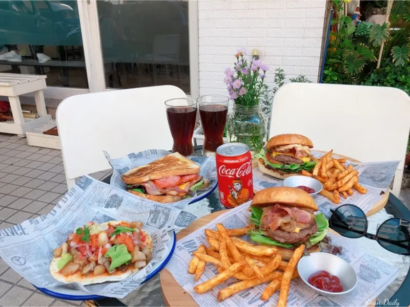 | 高雄美食 | 純手工製作的牛肉漢堡厚實多汁超好吃/雞腿堡也超讚/麥樂漢堡Ｍellow