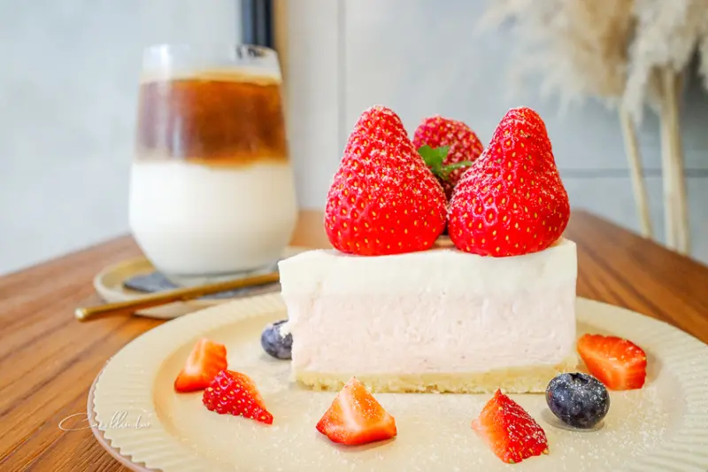 《溫廬咖啡 Ururu Coffee》甜點也很好拍的自家烘焙咖啡館 - 卡琳。摸魚兒趣