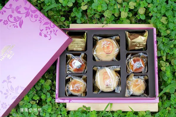 【中秋伴手禮盒】漢坊餅藝-臻饌/綜合8入禮盒（綠豆椪＋純綠豆椪＋土鳳梨酥＋黑糖蛋黃酥＋金沙小月)。中秋送禮，不僅僅要送美味，還要送健康！傳承70年美味的漢坊餅藝，用心製作出低油、低糖、低鹽的中秋月餅，