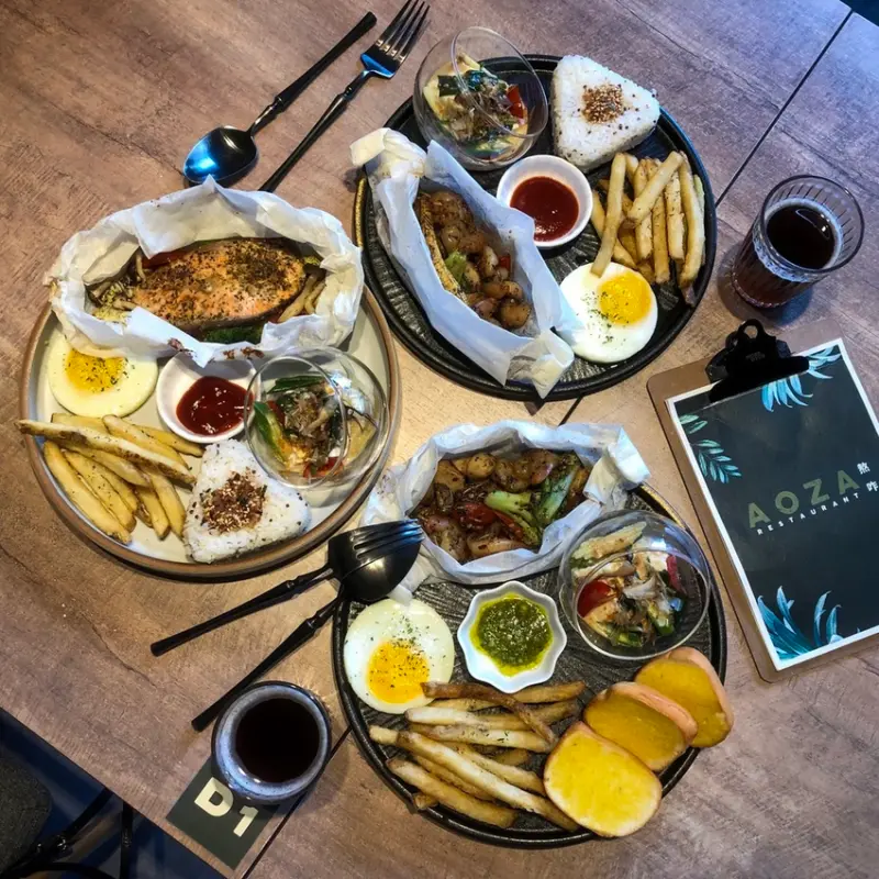 台中西區 ‧ 早午餐 | AOZA 熬咋| 新開幕的早午餐~主打紙包料理及飯糰!植物與工業風裝潢完美結合~環境氣氛都舒適