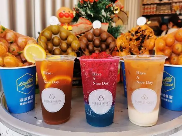 (台中) 波波食堂BUBBLE HOUSE-台中店，吹著Dyson吹風機的雞蛋仔，超多口味的雞蛋仔絕對滿足你對港點的喜好，飲品也是不容錯過的美好