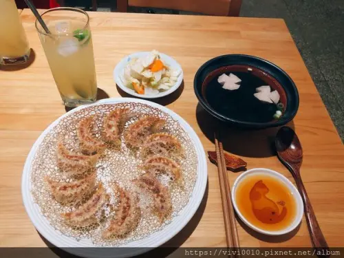 圓圓家愛吃貨-<花蓮美食>姐吃的不是煎餃，是藝術!IG上最火紅的花蓮煎餃-來打餃