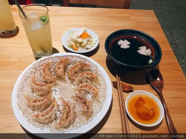 圓圓家愛吃貨-<花蓮美食>姐吃的不是煎餃，是藝術!IG上最火紅的花蓮煎餃-來打餃