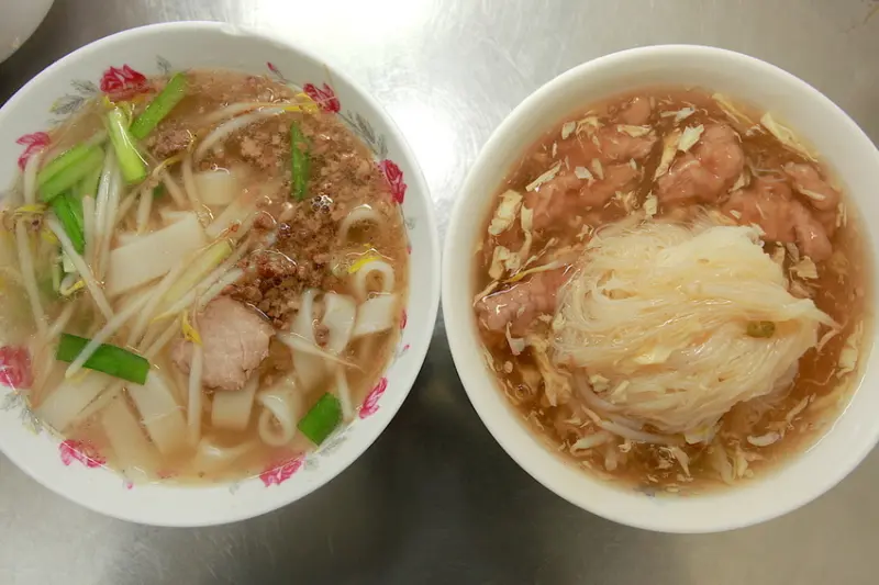 吃。高雄|左營區|左營大路美食。飄香超過70年歷史，充滿古早味の滋味，滿滿一大碗滿足您的食慾「小寶米粉羹」。