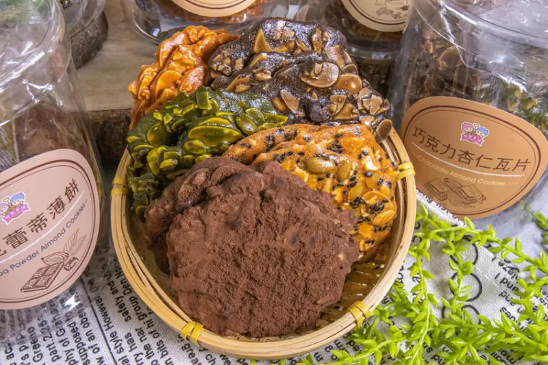 台中伴手禮，雙晨幸福杏仁瓦片，多種口味送禮自用兩相宜。 - 微笑Joe幸運