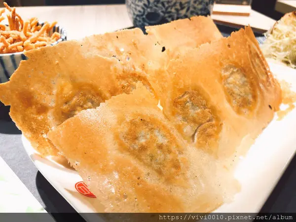 圓圓家愛吃貨-《台北京站美食》旦旦旬餃子專賣店，鮮嫩多汁的脆皮煎餃，還有酸香鹹辣的番茄酸辣湯，搭配酥脆餃子皮絕配!