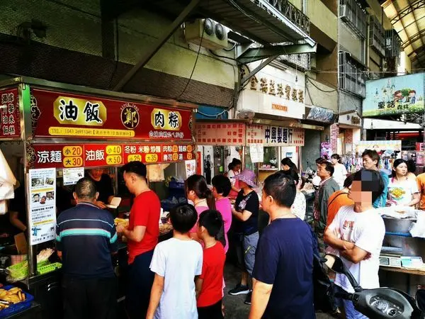 【台中美食】自強市場‖鄭記炒麵‖超人氣炒麵~從開店排隊的人龍沒停過。