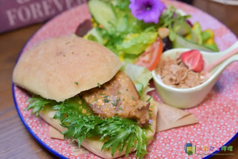 【食-新竹竹北】紅瓦紫藤❤藏身在新瓦屋內的法式鄉村風早午餐\下午茶❤將傳統客家菜融入西式早午餐❤從裝潢到餐點都別出心裁❤梧桐貝貝的姊妹店❤新瓦屋裡的網美秘境❤小花園\小憩食堂\微醺\早午餐\下午茶\咖