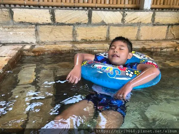 圓圓家第57露-《桃園復興》二訪爺亨溫泉露營區，厚實草皮好好踩，夏季限定版溫泉、冷泉泡好泡滿超舒服！