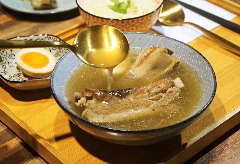 小誇張肉骨茶｜道地星馬肉骨茶也能很文青！一點都不誇張的排骨！免費續湯超優質！台北大安美食餐廳推薦、台北大安美食小吃推薦