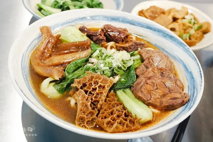 【台北中山區】神仙牛肉麵 必吃份量大又豐富的招牌紅燒(川味)天官四福麵。南京復興站美食