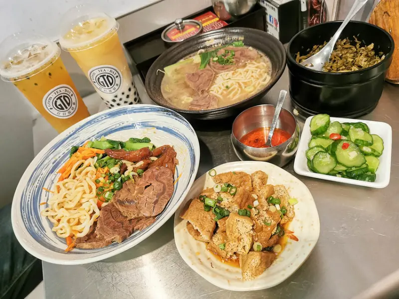 (南京復興站)台北牛肉麵/台北美食推薦-神仙牛肉麵,清燉牛肉麵湯底甘甜又順口,店內還有GTD網美手搖飲可以喝喔