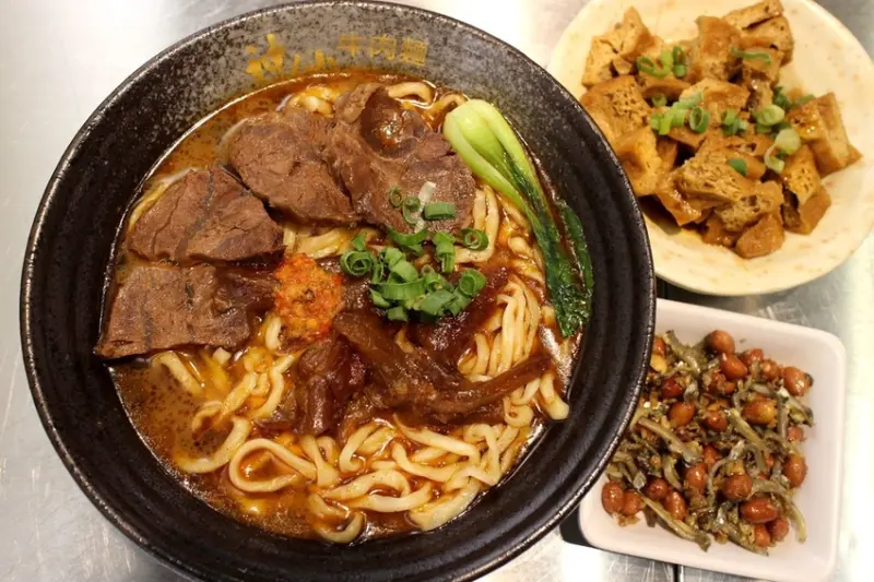 【南京復興站美食】中山區牛肉麵推薦/第一家被日本製成泡麵的台灣牛肉麵/GTD手搖飲-神仙牛肉麵