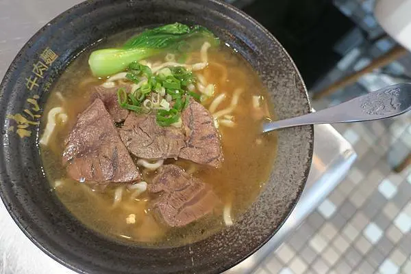 神仙牛肉麵｜食尚玩家介紹！台北必吃牛肉麵～還有不可錯過的美味小菜！更提供宅配調理包，在家也可以輕鬆享用冠軍的滋味喔！