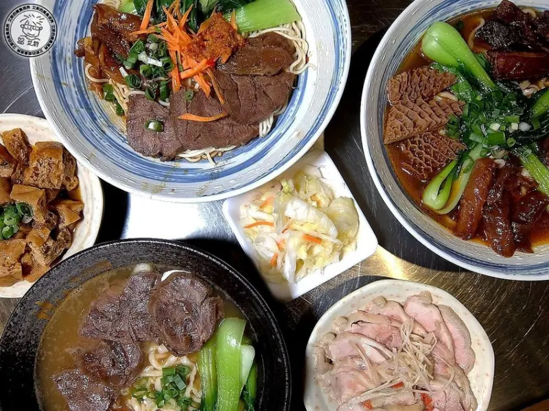 [牛肉麵．手搖飲]終於找到第一家日本人做成泡麵的牛肉麵店．嚴選腱子心一頭牛只能做七碗牛肉麵真是狂．神仙牛肉麵