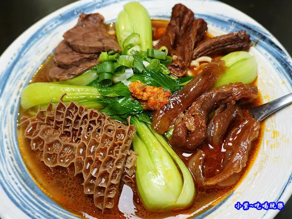 台北牛肉麵推薦/牛肉麵節盲測雙料冠軍【神仙牛肉麵】攻占米其林級~招牌紅燒川味『天官四福牛肉麵』醇厚『清燉牛肉麵』老饕必買『急速冷凍牛肉麵調理包』宅配在家加熱即食神仙級滋味(捷運南京復興美食)食記+ME