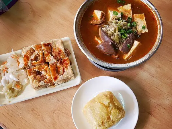 財記港式臭豆腐 - 宜蘭羅東在地人推薦臭豆腐，蒸、燉、炸在這裡都吃得到，還有每日現量特色口味，是起司堡不是美味蟹堡