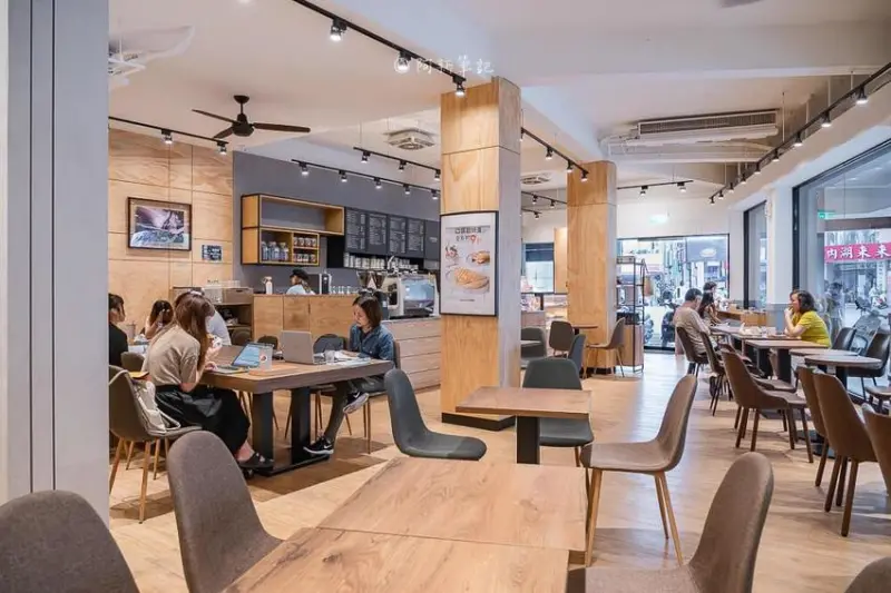 阿新筆記|路易莎咖啡西屯文心旗艦店|寬敞空間桌位又多，兼具商務中心！咖啡好喝、餐點也平易近人～