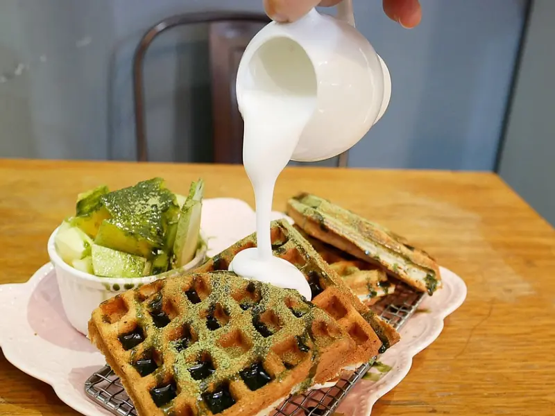 古亭早午餐推薦，多款厚山型吐司可以品嘗，鬆餅不是加鮮奶油而是搭配奶蓋超特別，目前還有商業午餐優惠-小酒館早午餐