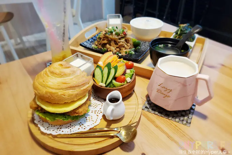 可以從早午餐吃到晚餐的平價不限時咖啡廳，商業午餐均一價150元，定食表現很優喔！